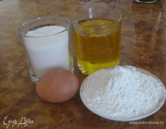 Приготовить сахар, масло, яйцо, ванилин, корицу и муку.