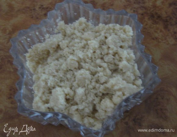 Растопленное охлаждённое масло налить в стеклянную посуду .
В масло положить сахар.
В смесь добавить желток. Размешать круговыми движениями рукой до получения однородной массы белого цвета (мешать 20 мин). При размешивании постепенно подсыпать муку,ванилин и корицу.
Тесто должно стать рассыпчатым, крошащимся.
