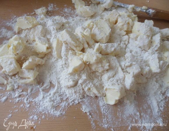 Муку и масло порубить.