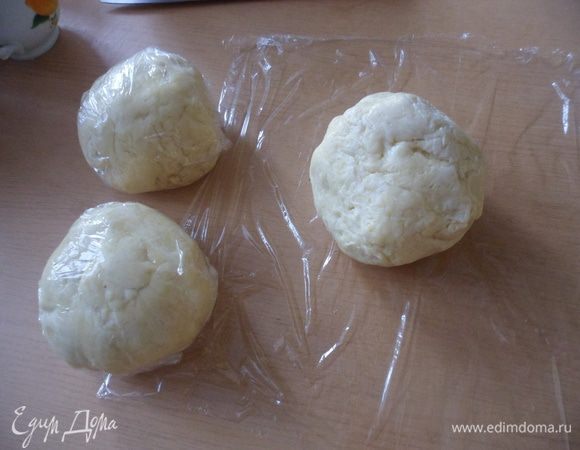 Готовое тесто разделить на 3 равные части, завернуть каждую часть в пищевую пленку от HomeQueen Corporation и убрать в холодильник на 1-2 часа.