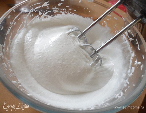 Для начинки: Изюм залить горячей водой, дать немного распариться и слить воду. Белки взбить с сахаром в пышную пену.