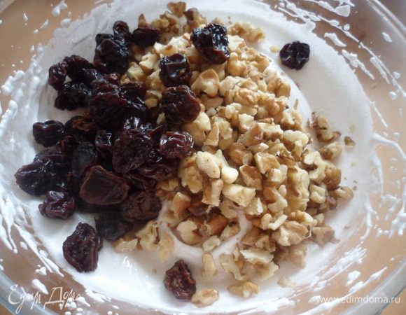 Смешать белково-сахарную массу с рубленными грецкими орехи и изюмом.