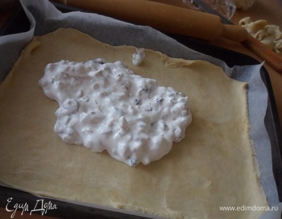 Охлажденное тесто достать из холодильника и каждый кусочек отдельно  раскатать в тонкий пласт. Противень застелить бумагой для выпечки от HomeQueen Corporation и выложить на него первый раскатанный пласт теста, сверху поместить половину начинки, разровнять.