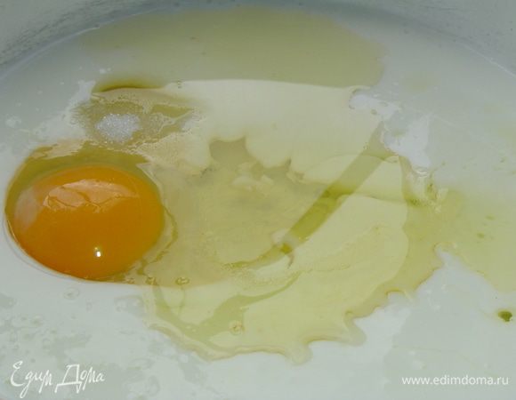 Йогурт, яйца, сливочное масло растопленное,соль соединяем в миске и тщательно перемешиваем.