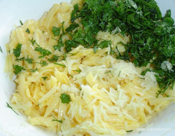 Пока тесто отдыхает готовим начинку, для этого брынзу и сыр натираем на крупной терке и добавляем к творогу, также добавляем измельченную зелень(по Вашему вкусу), чеснок, пропущенный через чеснокодавку, яйцо и все хорошенько перемешиваем. Я готовила две начинки, они отличались наличием творога и как по моему вкусу, то с творогом получилось вкуснее и нежнее.