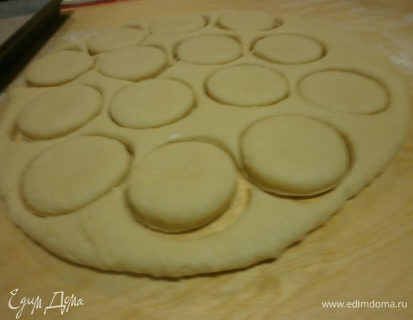 Раскатать тесто толщиной в 2 см. и выдавить формочкой 12 дисков, диаметром 5 см. Лист застелить бумагой для выпечки. Выпекать в предварительно разогретой духовке на 220 градусов 10-15 минут до лёгкого золотистого цвета.Остывшее печенье разрезать по горизонтали.