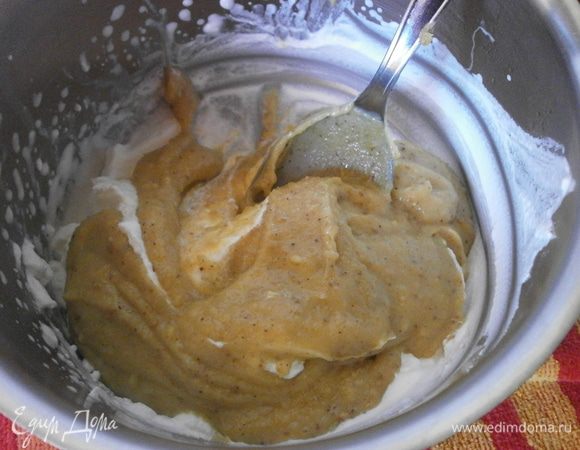 Ёмкость для взбивания сливок и сливки поместить на 10 минут в морозилку. Взбить сливки, добавить эсенцию (факультативно).Смешать сливки с орехово-молочной смесью. Охлаждать 1 час в холодильнике.