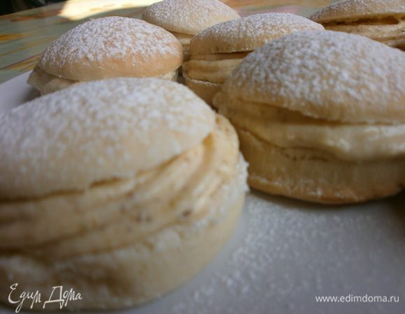 Из кондитерского мешочка с насадкой "звёздочка" выдавить крем на нижнюю часть диска и накрыть верхней частью.По желанию посыпать сахарной пудрой. Можно сразу угощаться!