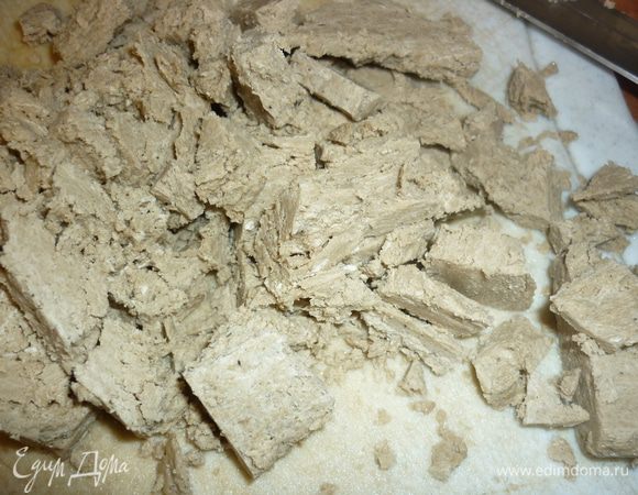 духовку разогреть до 180 гр, нарезать халву мелкими кусочками
муку просеять