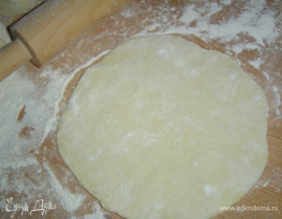 А дальше действуем так же как и в первом рецепте хачапури.Из теста формируем колбаску и нарезаем ее на 8 частей. Из каждой части теста формируем лепешку, 