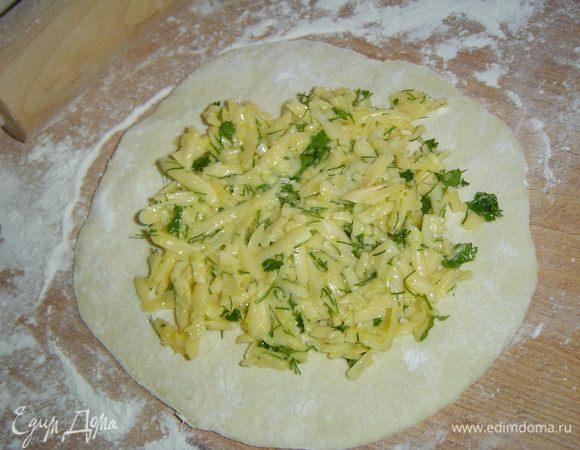 в центр лепешки выкладываем начинку, 