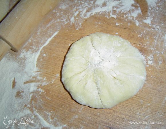 а затем подтягивая концы лепешки собираем их в центре и слепливаем. 