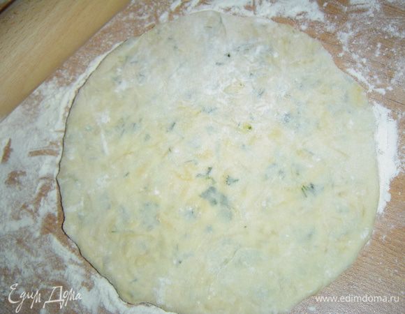 Полученный мешочек переворачиваем и немного раскатываем, затем еще раз перевернем и раскатаем, но не сильно. 