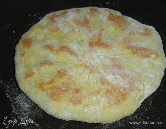 
Выпекаем хачапури на горячей сковороде с обоих сторон без масла до золотистого цвета. Для лучшего пропекания можно сковороду накрыть крышкой. 