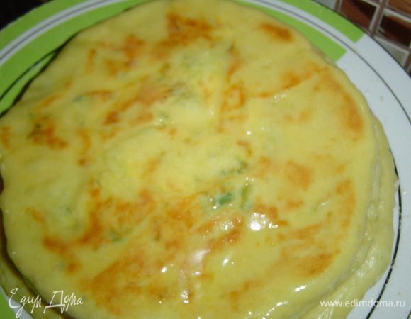 Готовое хачапури сразу же  смазываем сливочным маслом и складываем лепешки горкой. 