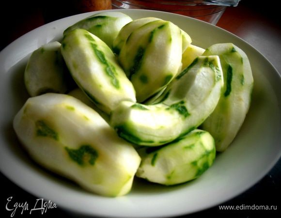 Очищаем полностью огурцы от шкурки,получился ровно кг...