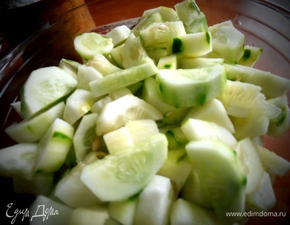 Сложить в миску,удубную для перемешивания (я сразу взяла стеклянную форму с крышкой,чтобы потом не перекладывать в банки!)
