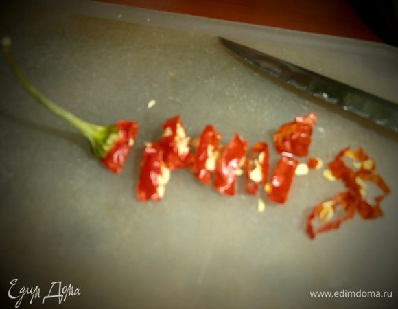 Мне кажется,перчик чили здесь удачно впишется!Да и яркости прибавит нашему блюду! Мелко-мелко его покрошить...