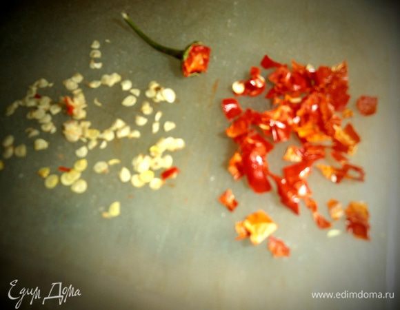 Не забудем удалить семена...Доску после чили надо хорошо промыть,чтобы утренние бутерброды не оказались перчёными)))