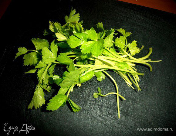 Промываем пучок петрушки...