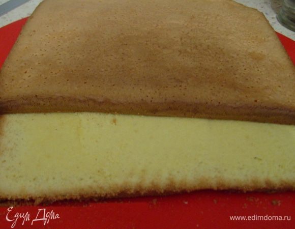 Приготовить бисквит по рецепту http://www.edimdoma.ru/retsepty/38569-biskvit-na-kipyatke-belyy. У меня была квадратная форма размером 16см х 16см. Я делала полпорции, так как хотелось чтобы теста было поменьше, а крема побольше))) Выпечь бисквит, дать остыть и разрезать на два коржа