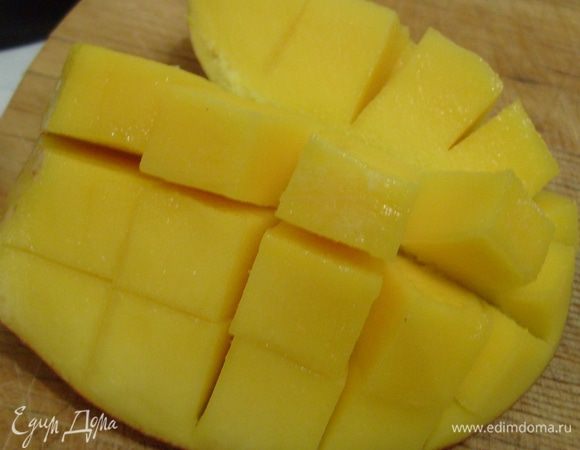 Манго почистить, порезать кубиками...