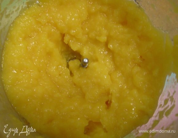 ...измельчить блендером до пюреобразного состояния. Добавить желатин (главное, чтобы и желатин, и манговое пюре были одной температуры), перемешать