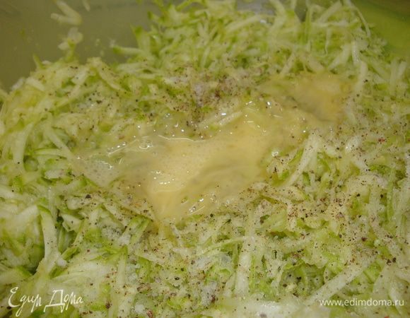 Кабачок очистить и потереть на крупной терке, отжать от жидкости, добавить взбитое вилкой яйцо, посолить,поперчить, перемешать.