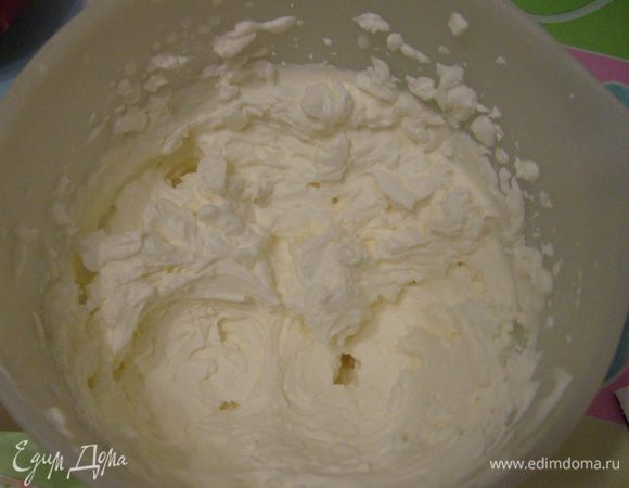 Взбить сливки с сахаром до крепких пиков