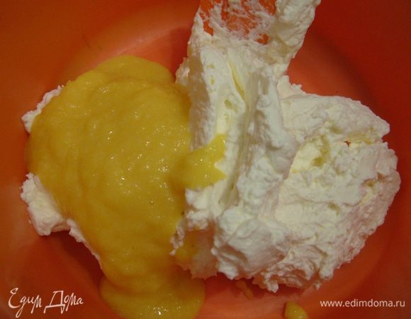 Добавить во взбитые сливки манговое пюре...