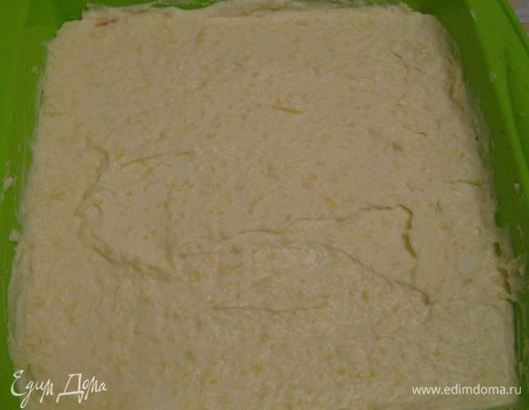 На корж выложить крем, разровнять...