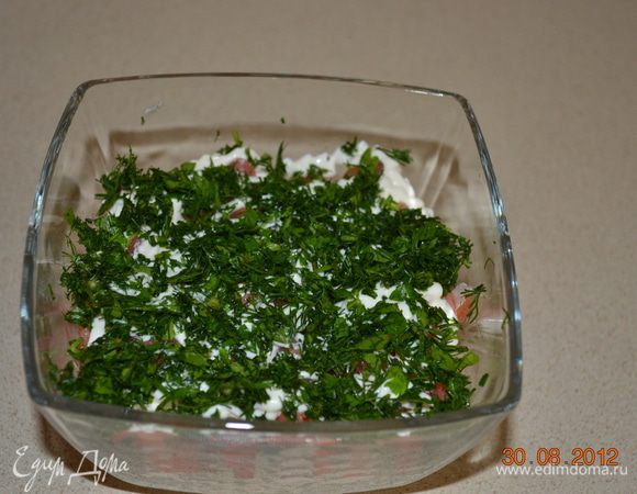 Нарезать укроп, выложить и опять майонез.