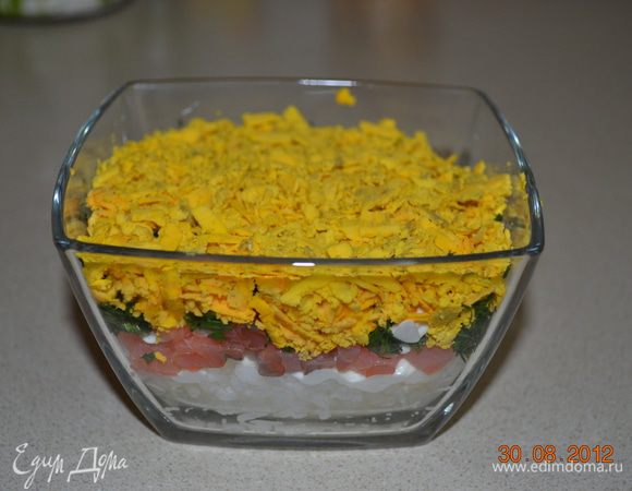 Отварить яйца, отделить желтки от белков и натереть на терке. Сначало выкладываем желтки, майонез и белки.