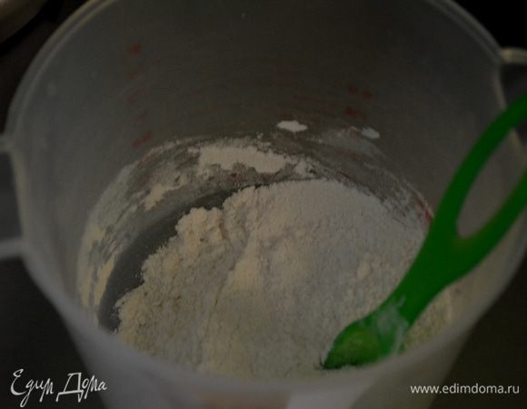 Смешать вместе сахар,муку и соль.