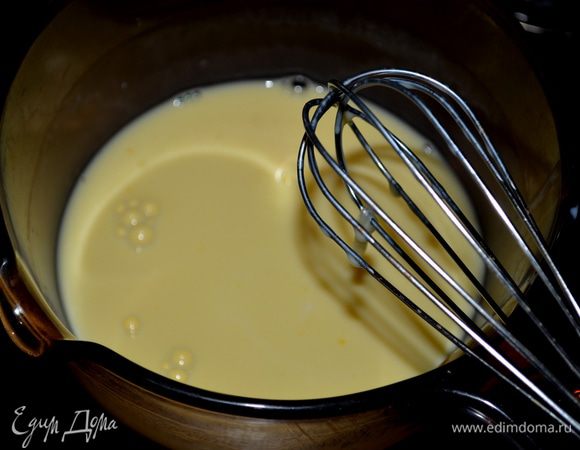 Отдельно в др.кастрюльку вылить кефир и желтки.Добавить сахарную смесь.И варить на сред.огне,помешивая примерно 4 мин.Добавить ванилин, лимон. цедру и сок лимонный.Перемешать.Снять с огня.