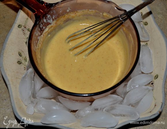 Кастрюльку с кремом поставить в холодную ледяную воду.Дать полностью остыть.Перелить в контейнер,закрыв крышкой.Хранить до использования 2-3 дня.