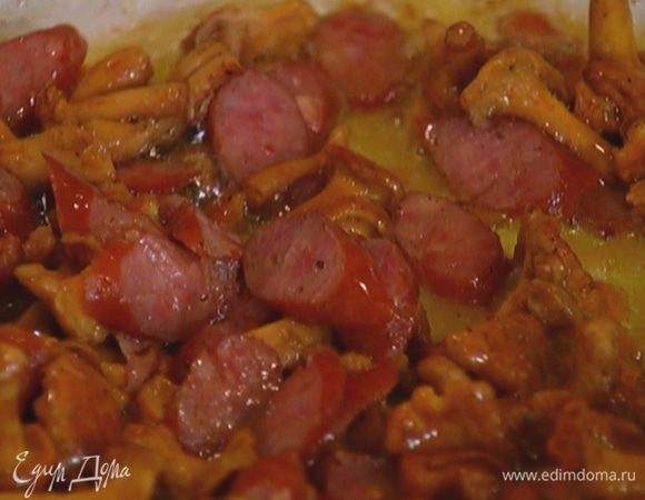 Колбаски порезать маленькими кусочками, добавить к грибам, перемешать и обжарить все вместе.