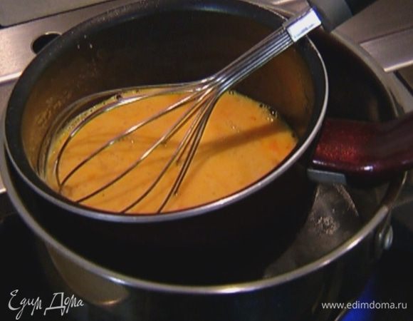 Взять две кастрюли разного диаметра, в большую налить воду, поставить на огонь, сверху поместить меньшую, разбить в нее яйца, влить сливки, посолить, поперчить и, периодически помешивая венчиком, готовить, пока омлет не загустеет.