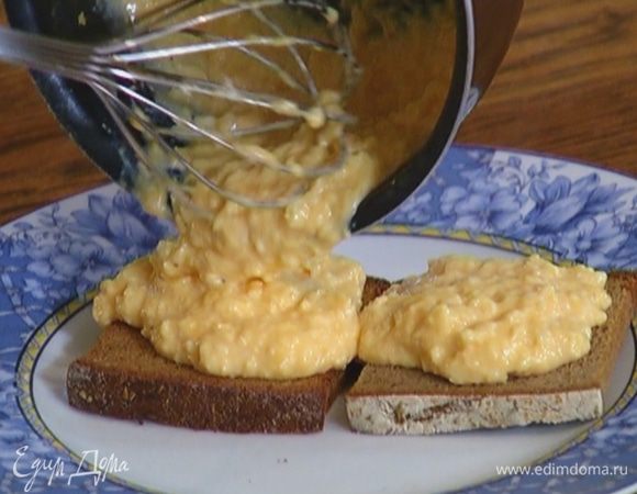 Выложить на хлеб омлет.
