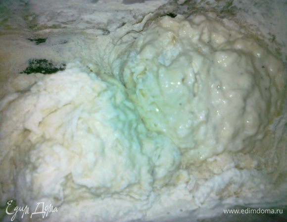 для начала вымешиваем опару-в воду добавляем сахар,дрожжи,размешиваем и половину муки,перемешиваем и оставляем на подход на пол часа