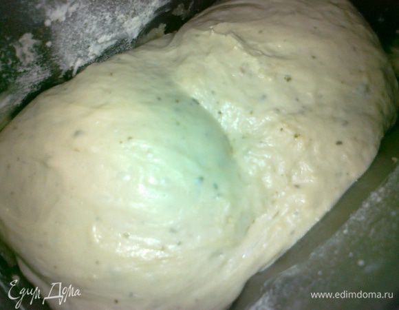 за это время тесто хорошо подошло,я разделила его на двое