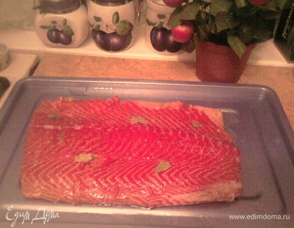 На 2 кг семги - 3 ст.л. соли, 2 ст.л. сахара, лавровый лист и черный перчик по вкусу.