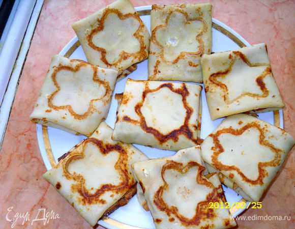 2 яйца растираю с 2,5 ст.л. сахара и 0,5 ч.л. соли, добавляю молоко 1 л, растит. масло и муку примерно 1,5-2 кружки, жарю на раскаленной блиннице.