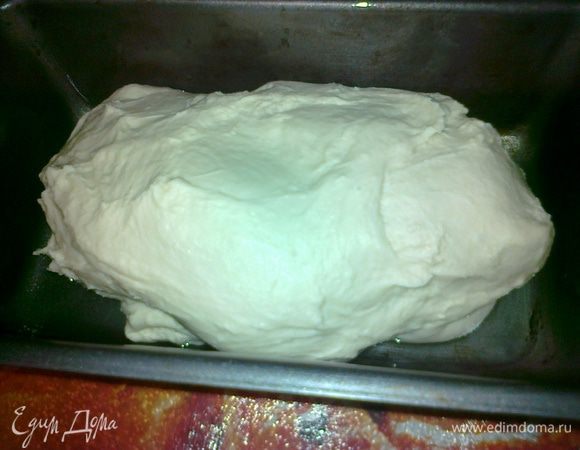 из всех ингридиентов вымесить тесто,дать постоять 30мин,снова вымесить,переложить в форму,накрыть полотенцем и оставить на час на подход