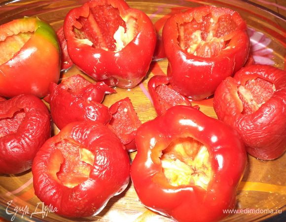 Нагреем духовку 180*
Подготовим перцы:удалим сердцевину,промоем,я специально для этого рецепта выращиваю в этом году мелкие толстостенные колобочки,но можно делать и в половинках обычного перчика. Сбрызнем оливковым маслом или любым растительным,и поставим в духовку пусть пока томятся