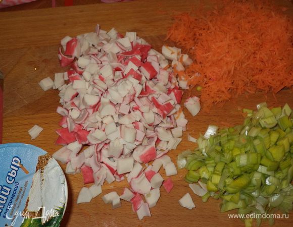 Готовим начинку: порежем крабовые палочки,лук-порей,морковь натрем на мелкой терке (не в пюре!)