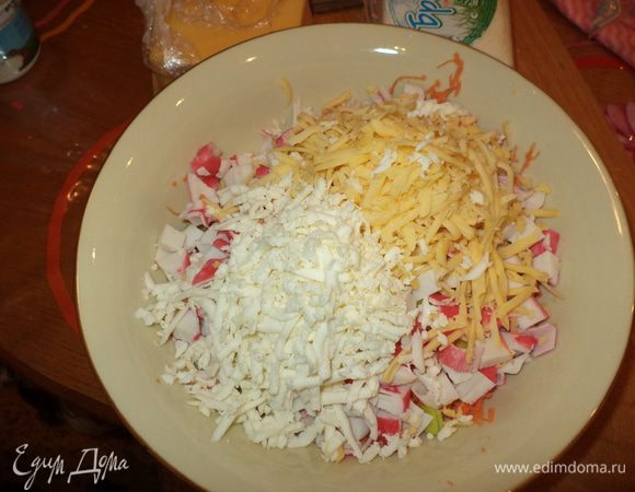 перемешаем все наши ингредиенты,добавим немного сыра твердого,брынзу,включаем фантазию и можно добавлять что придумается,у меня сегодня в основу добавились брынза и оливки,и заменила лук обычный на порей!