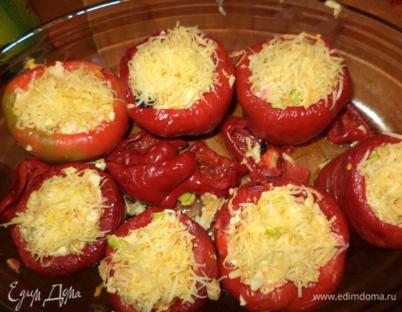 Перцы в духовке должны простоять минут 15-20 и стать немного мягкими,достаем и начиняем, сверху присыпаем натертым твердым сыром и отправляем в духовку минут на 30 (до золотистой корочки)