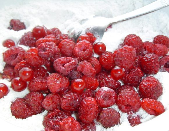 К сухой смеси добавляем малину, смородину и аккуратно перемешиваем.