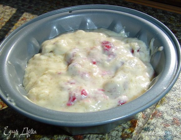 К сухим ингредиентам добавляем сметанно-яичную смесь, перемешиваем до однородного состояния, а затем наполняем этой смесью формы на 2/3 высоты.